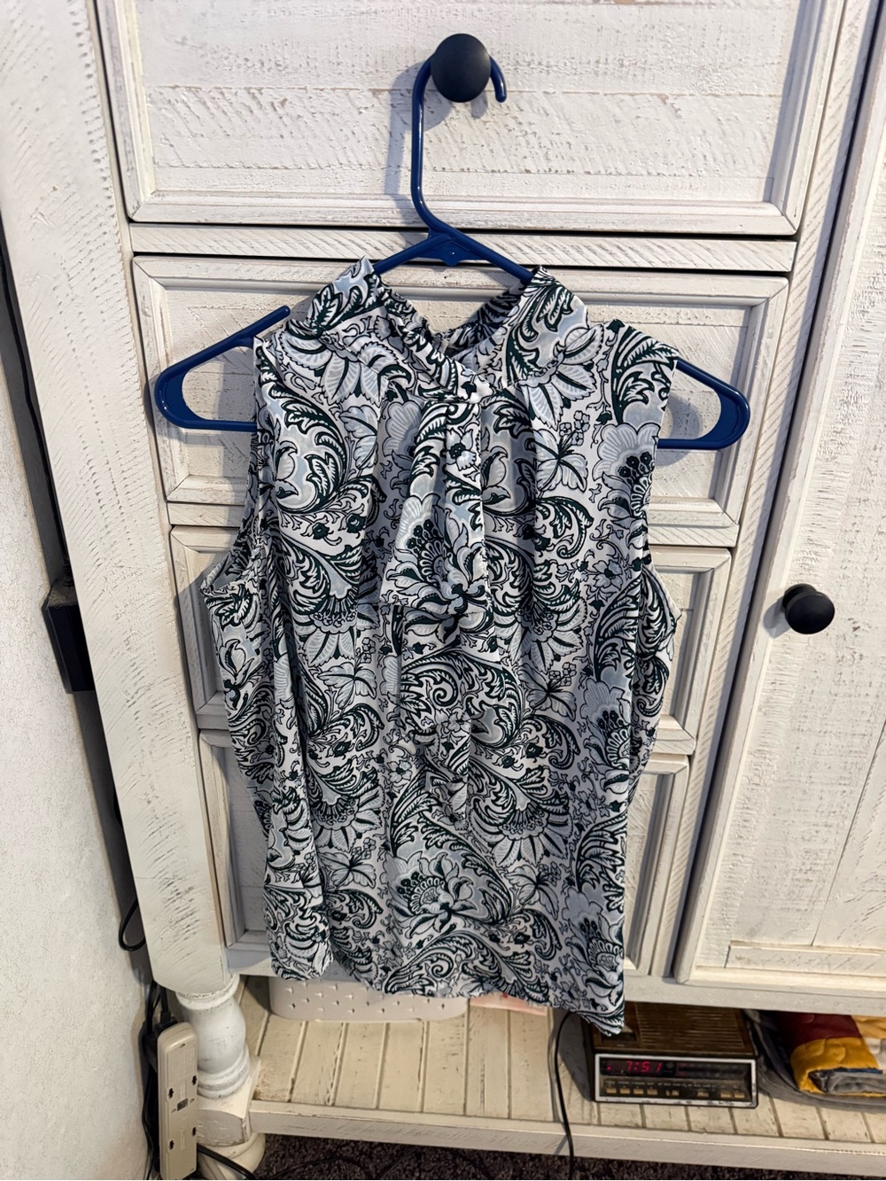 Ann Taylor Black & White Paisley Tie-Neck Sleeveless Blouse